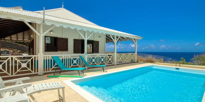 facade et piscine 2 location de villa 8 personnes Martinique